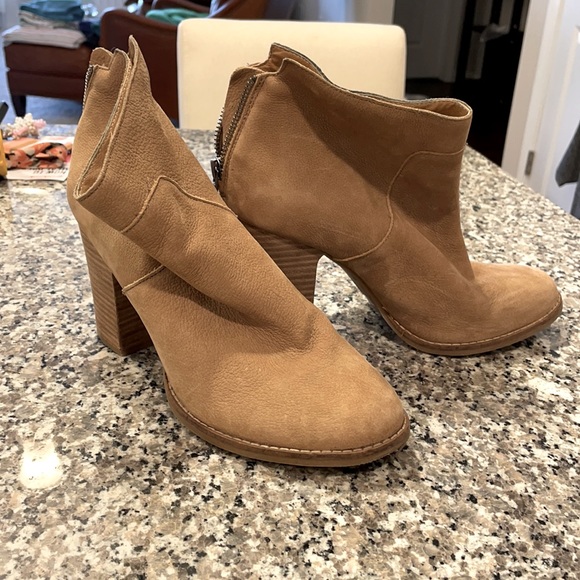 Lucky Brand 9.5 Block Heel Booties - Picture 1 of 4